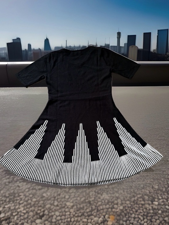 Sandra Darren Dresses & Skirts - Sandra Darren women’s size M black and white knit sweater dress. Excellent Cond.